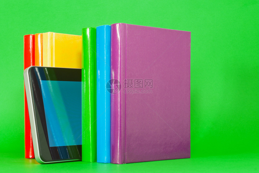 彩色书籍和平板电脑列背景学习展示绿色阅读电子技术文学教育读者图片