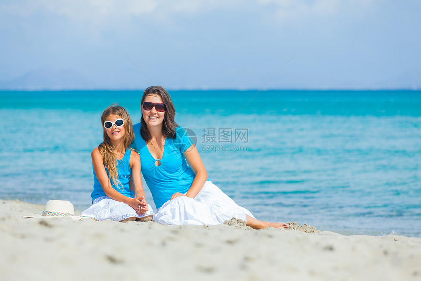 母亲和她女儿在沙滩上女性婴儿异国女孩情调海滩家庭乐趣海洋幸福图片