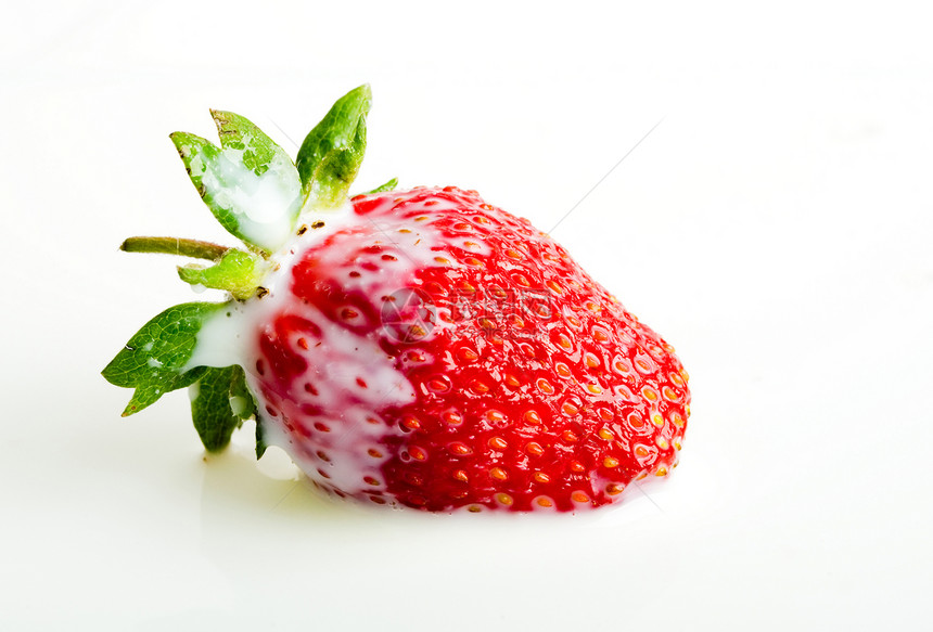 牛奶中的草莓浆果食物健康水果红色图片