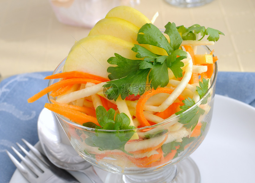 配胡萝卜和苹果的菜菜色沙拉美食平衡烹饪刀具餐饮糖类树叶产品蔬菜盘子图片