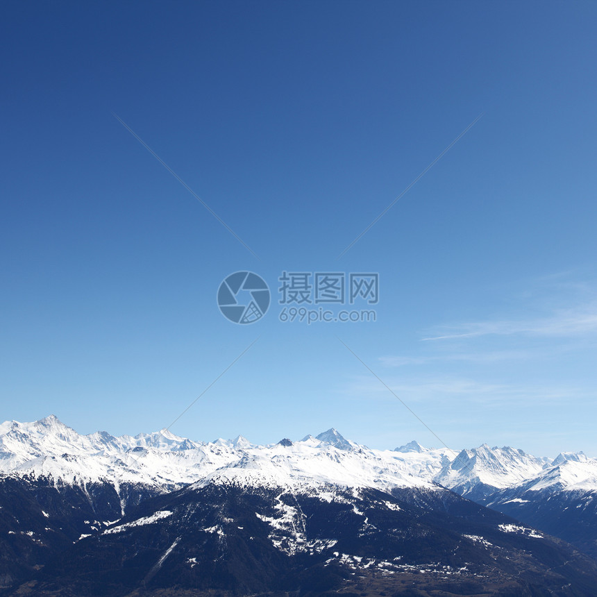 山上有高山松树阳光滑雪板云杉蓝色顶峰太阳小路单板季节图片