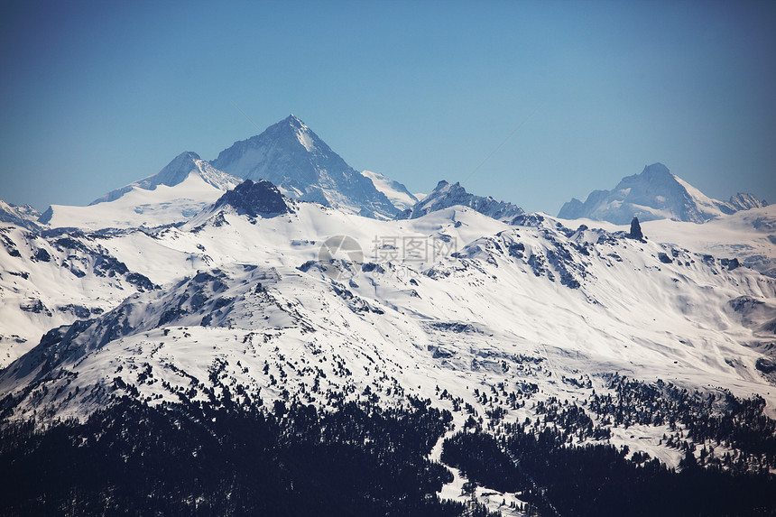 山上有高山全景冰川旅游爬坡天空滑雪暴风雪阳光风景运动图片