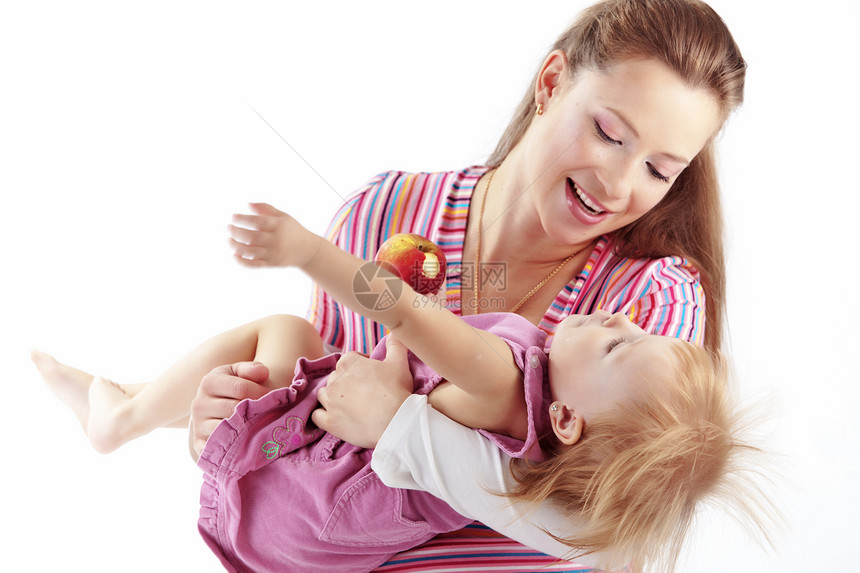母亲与女儿玩耍粉色女孩女性婴儿工作室衣服青年家庭童年父母图片