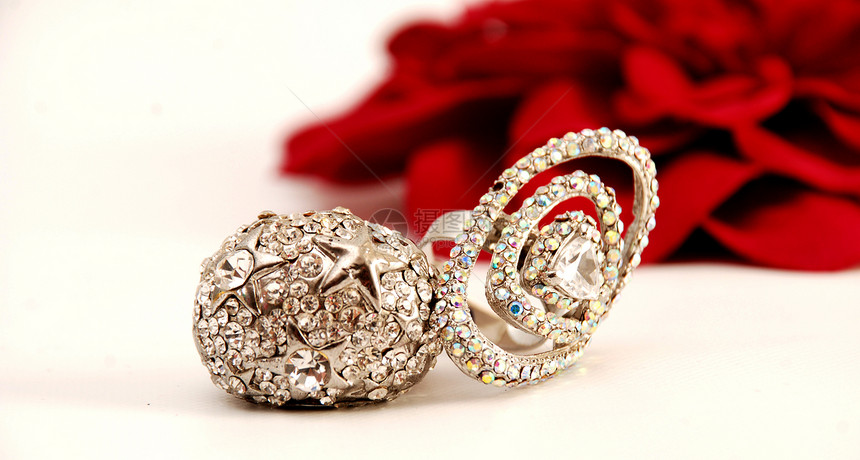 结婚戒指质量环境吊坠石头装饰品珠宝首饰宝石奢华展示图片