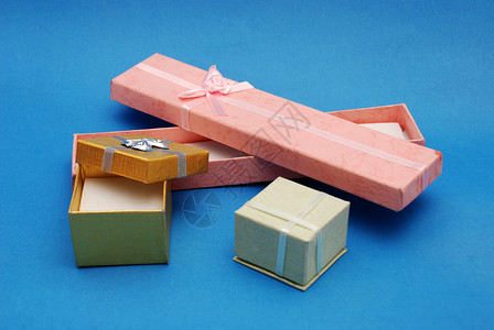 礼品盒礼物盒盒子丝带粉色礼物剪纸包装背景图片