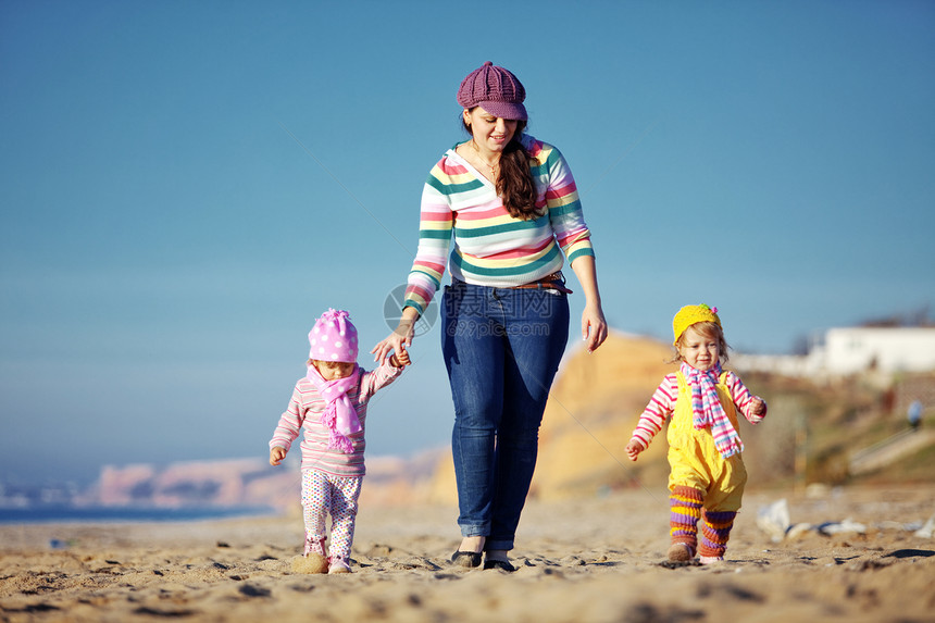 幸福家庭双胞胎母亲快乐团体假期女儿婴儿育儿海滩孩子们图片