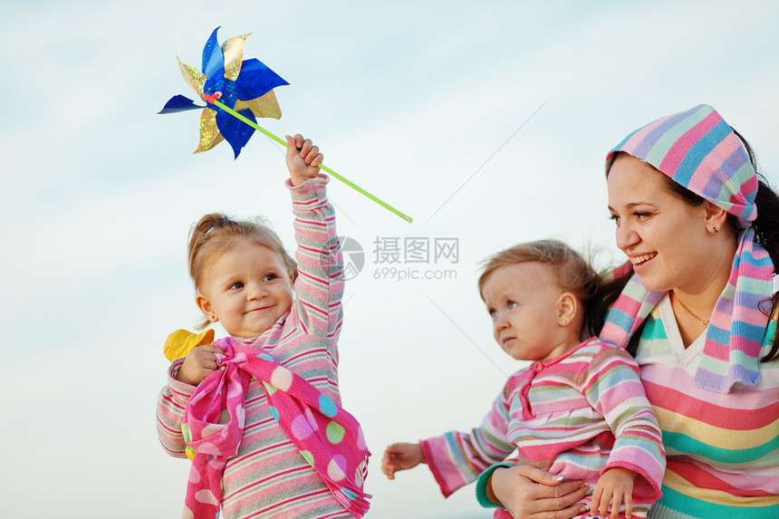幸福家庭闲暇团体假期童年天空女性快乐父母母亲女孩图片