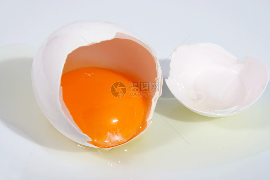白底的破碎蛋产品宏观蛋壳橙子黄色白色美食蛋黄烹饪图片