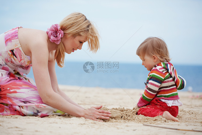 母亲有子女父母游戏女儿自由团体家庭闲暇孩子太阳婴儿图片