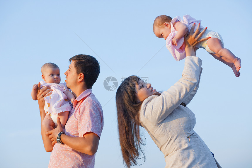 有子女的年幼父母父亲生活母亲新生儿双胞胎蓝色家庭母性孩子们育儿图片