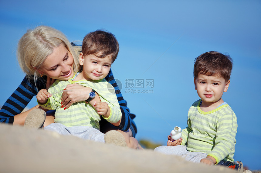 家庭休闲娱乐自由母性团体孩子们兄弟乐趣幼儿闲暇母亲海滩图片