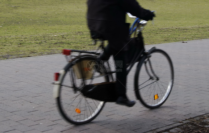 骑自行车运动女士车轮成人锻炼旅游速度街道照片图片