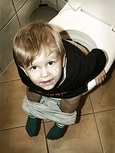 小男孩上厕所高清图片
