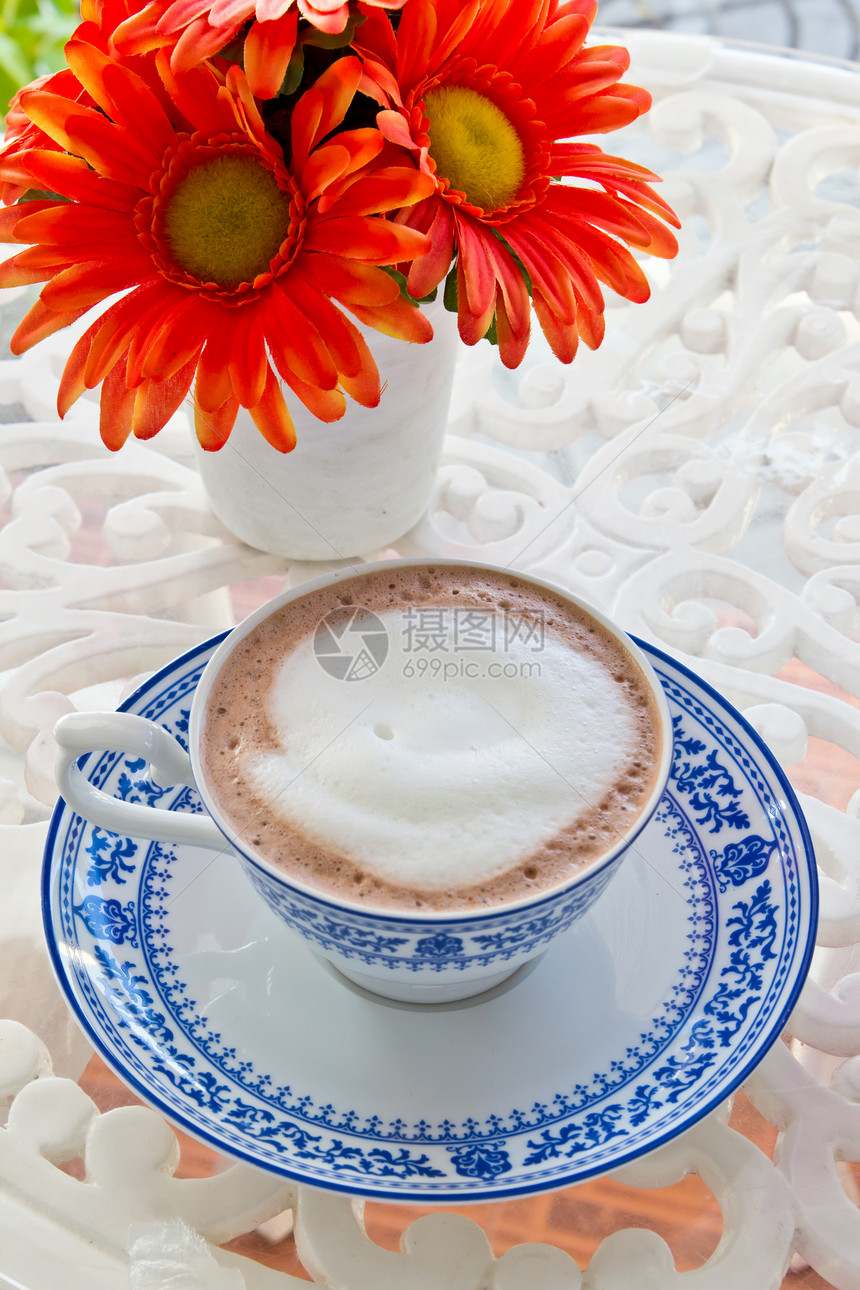 热巧克力和鲜花美食早餐泡沫白色橙子液体巧克力红色棕色桌子图片