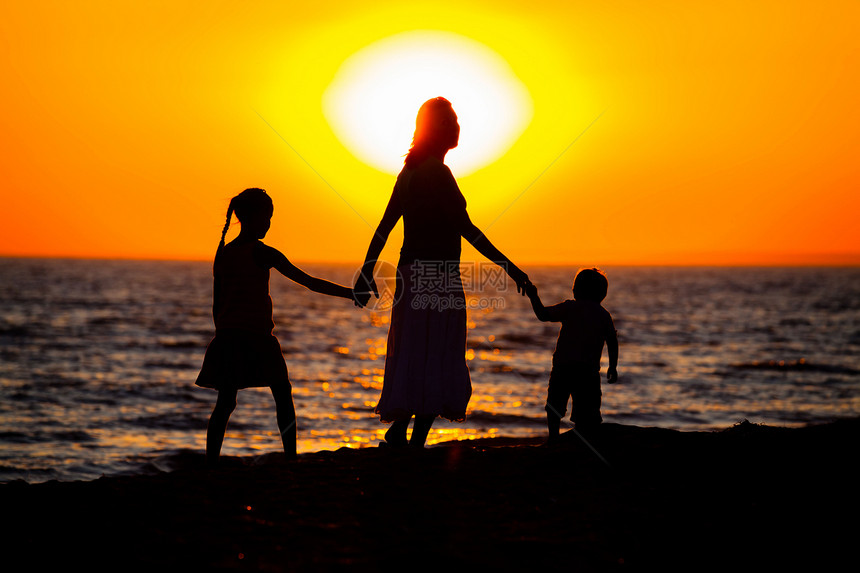 母亲和孩子的轮廓天空女性海岸男生自由闲暇家庭假期女士地平线图片