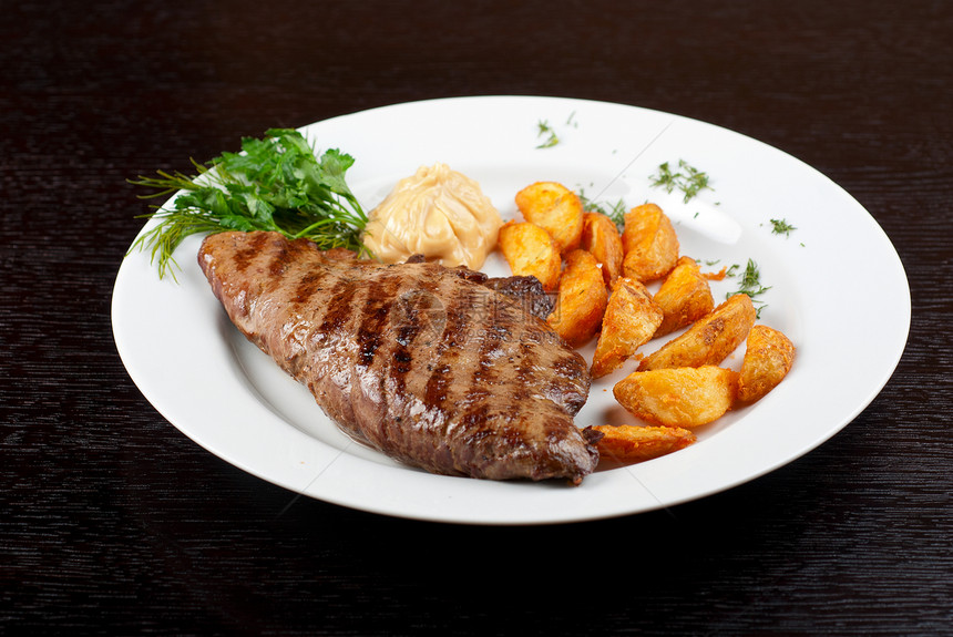 果汁牛肉牛排绿色植物午餐叶子课程舌头木头用餐美食牛肉厨房图片