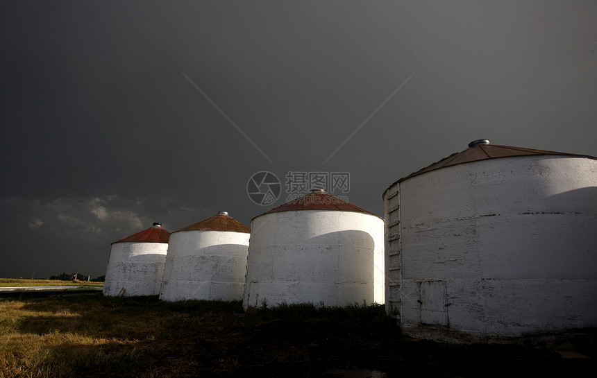 暴风雨后草原粮食小麦贮存建筑粮仓农场天空农业乡村收成图片