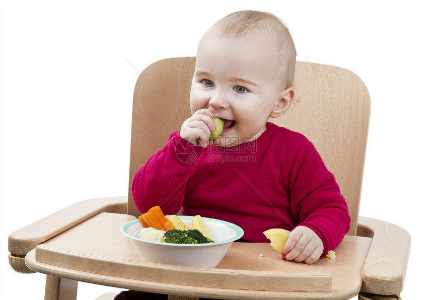 以高椅子吃饭的幼儿快乐红色水平木头营养品食物辅食木材儿童小菜图片