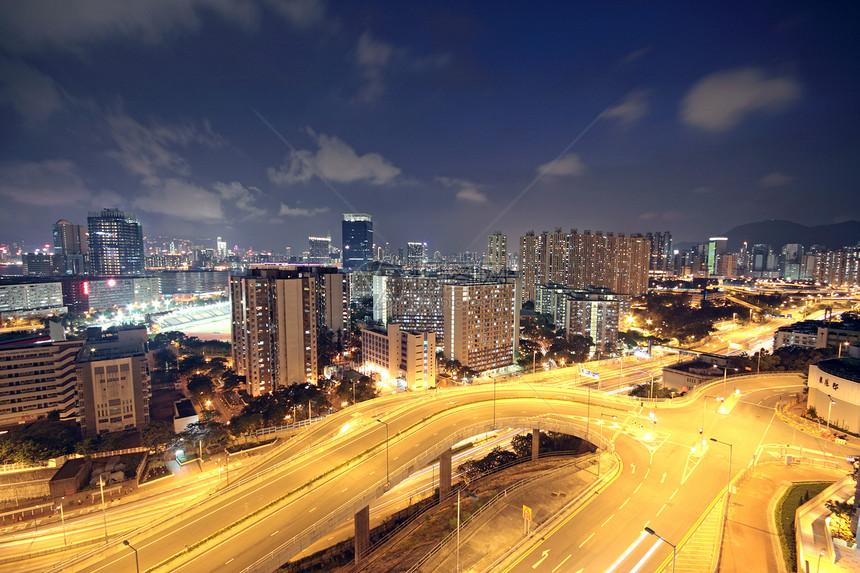 城市之夜景观公共汽车蓝色运输速度摩天大楼城市商业中心交通图片