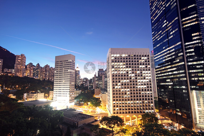 晚上在香港的办公大楼蓝色办公室工作建筑玻璃景观城市地标摩天大楼旅行图片