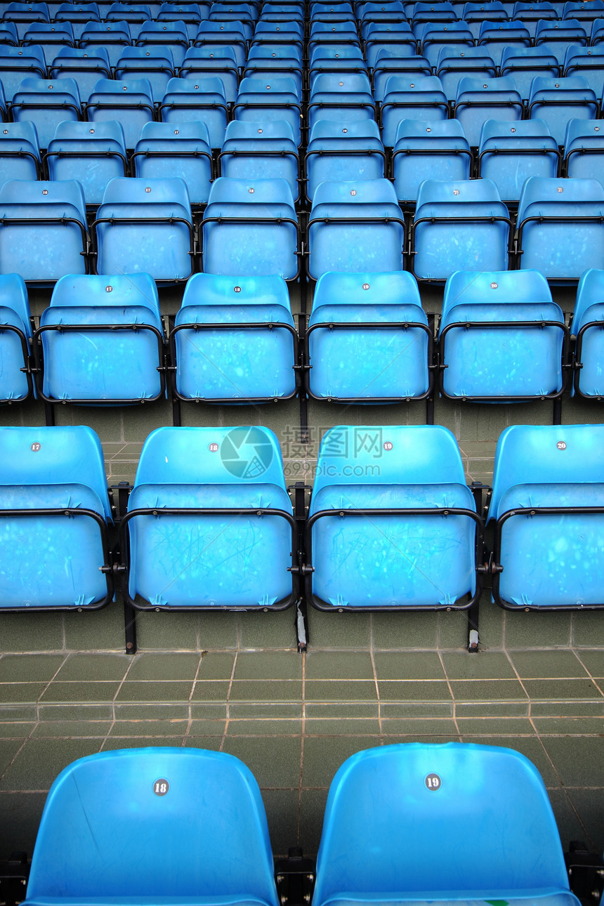体育场上的蓝席场地蓝色民众游戏展示部门足球观众塑料站立图片