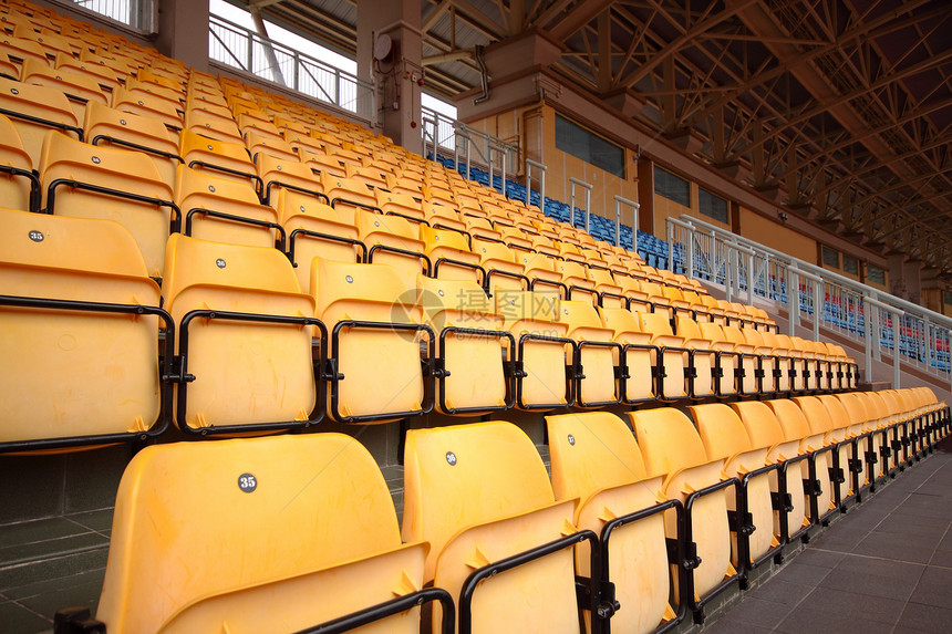 体育场上有很多黄色塑料座位剧院论坛音乐会楼梯民众空白椅子展示会议电影图片