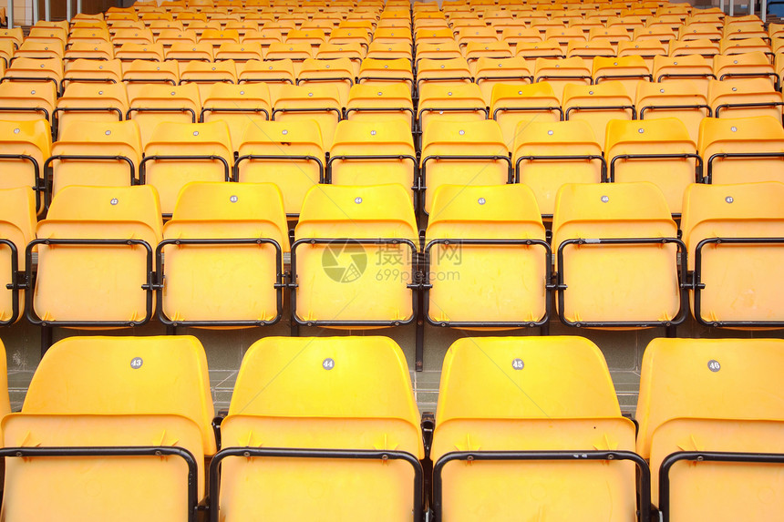 体育场上有很多黄色塑料座位马戏团民众看台阳台椅子音乐会游戏运动电影展示图片