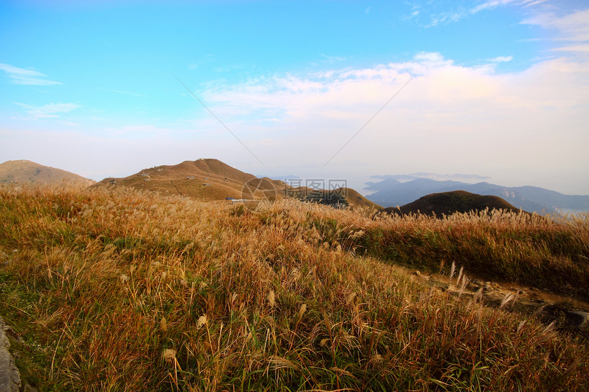 山地蓝天空小屋凉亭木头花园农家旅行荒野高地干草场景图片