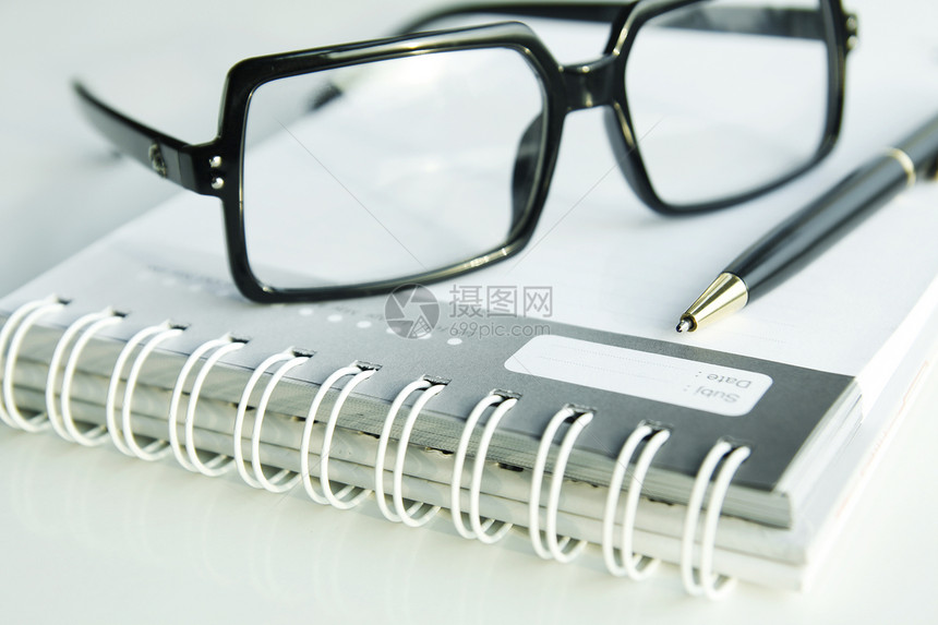 眼镜和笔在日记上光学写作桌子图片