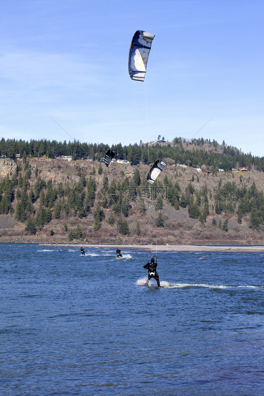 风力冲浪者骑着风 胡德河OR树木丘陵风筝字符串活动房屋峡谷享受潜水运动图片