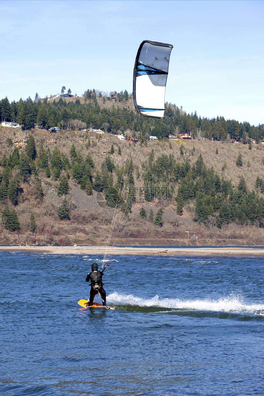 风力冲浪者骑着风 胡德河OR运动房屋享受活动字符串风筝丘陵潜水树木海浪图片