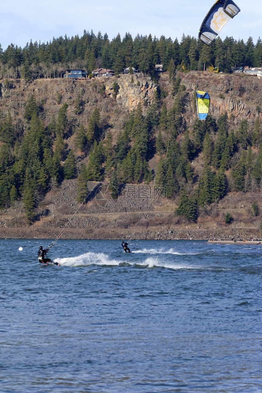 风力冲浪者骑着风 胡德河OR农村享受树木潜水乐趣峡谷海浪风筝运动房屋图片