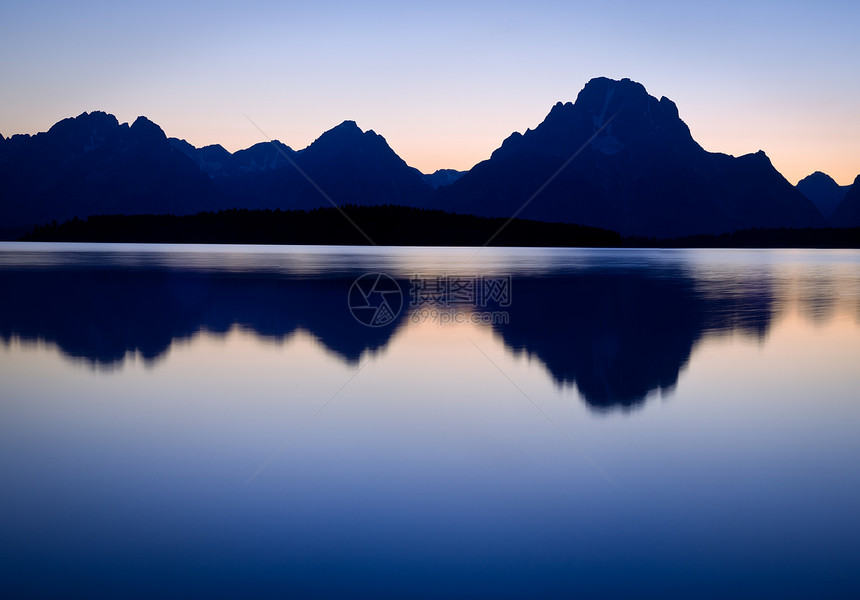 日落时山湖图片