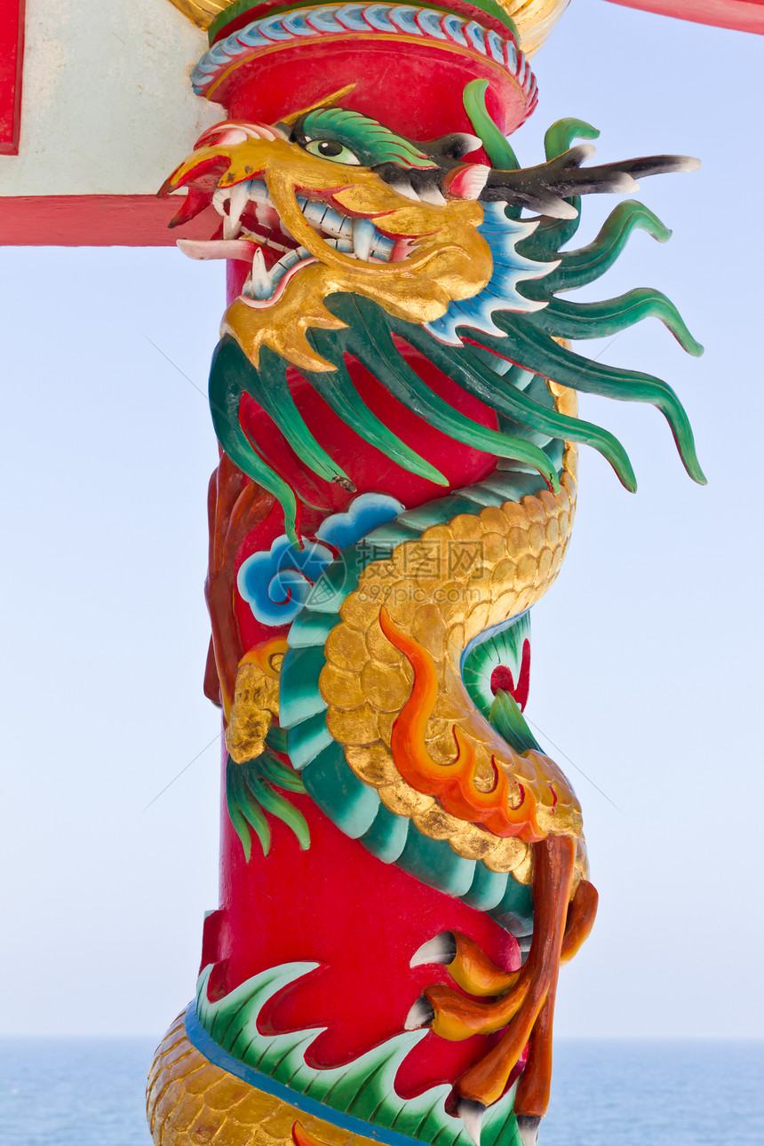 中国寺庙的蓝天对立龙雕像力量金子蓝色文化祷告动物小路狮子收藏宗教图片