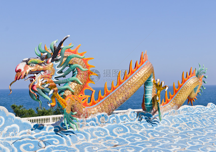 中国寺庙的蓝天对立龙雕像装饰品收藏旅游力量旅行天空动物雕塑蓝色艺术图片