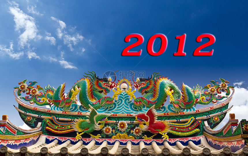 双龙雕像和2012年新年快乐建筑学动物寺庙节日艺术雕塑宗教财富金子红色图片