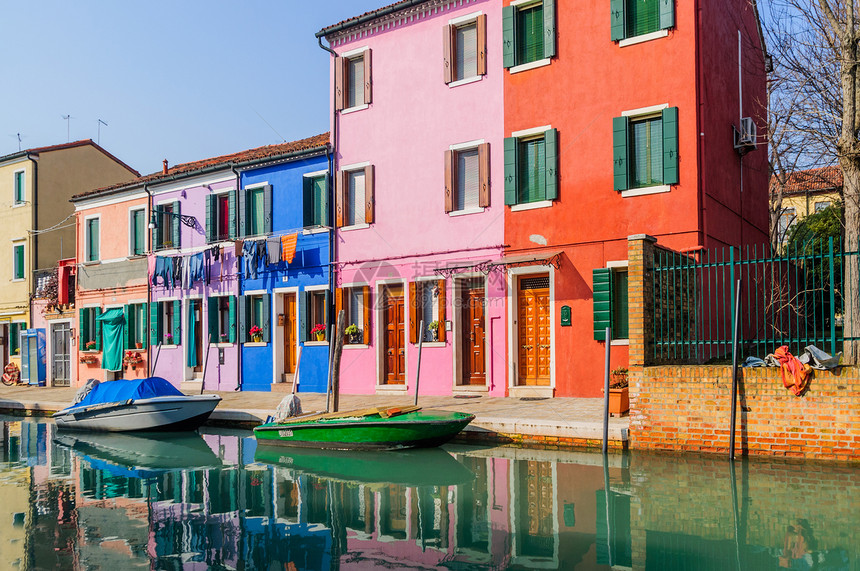 意大利 布罗拉诺紫色家园洗衣店窗户反射橙子彩虹建筑景观假期图片