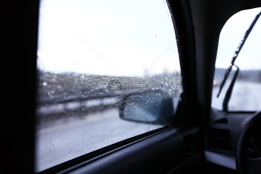 雨中驱车玻璃汽车镜子窗户天气反射金属交通蓝色淋浴图片