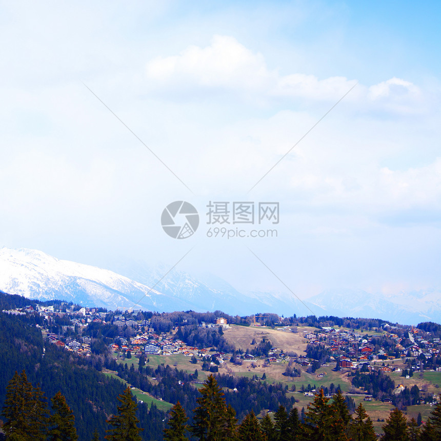 山中的白蓝色建筑旅行小屋爬坡房子冻结高山木头风景图片