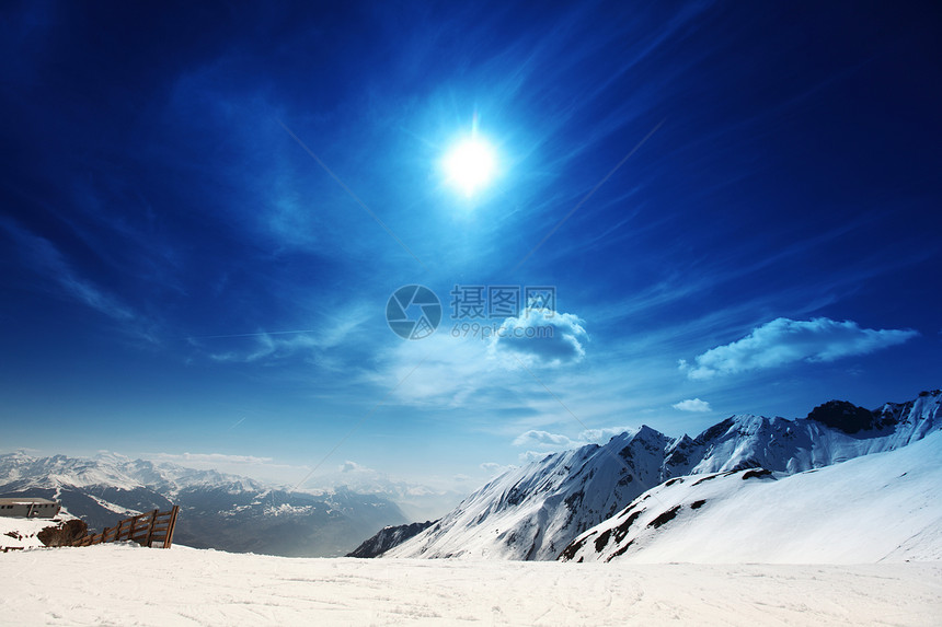 山上有高山风景顶峰阳光岩石活动蓝色季节远足全景冻结图片