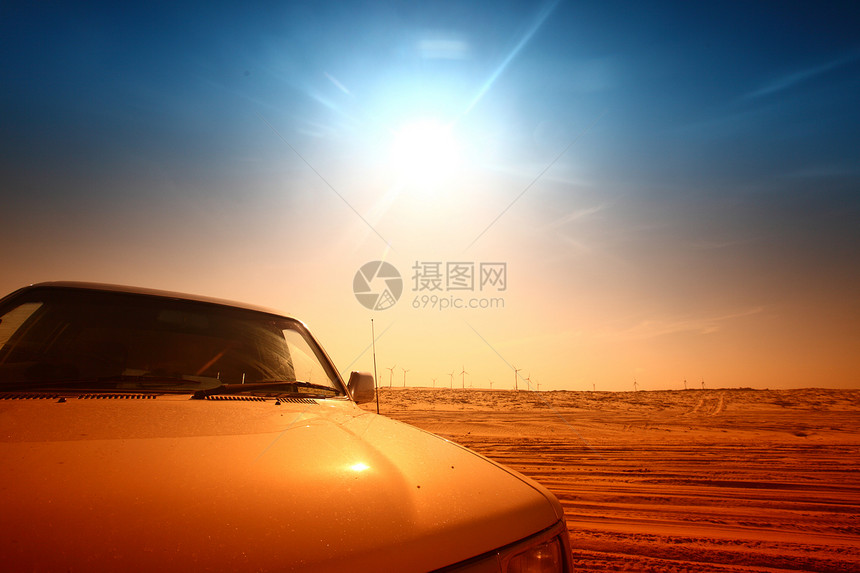 沙漠卡车沙漠地平线波纹旅行土地沙丘驾驶海滩运输天空图片