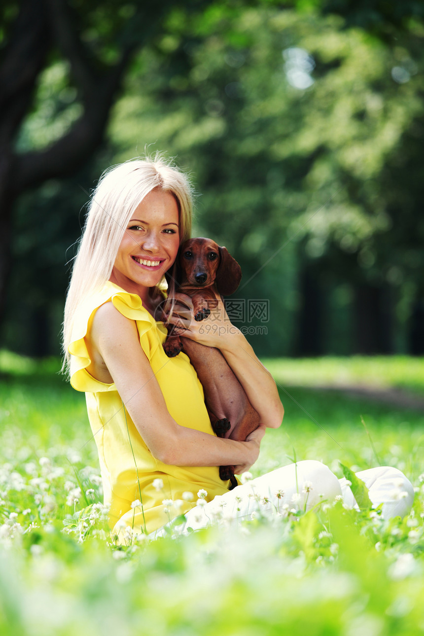 在她的怀里 有达赫松德的女子爪子宠物小狗拥抱女士哺乳动物眼睛乐趣金发犬类图片