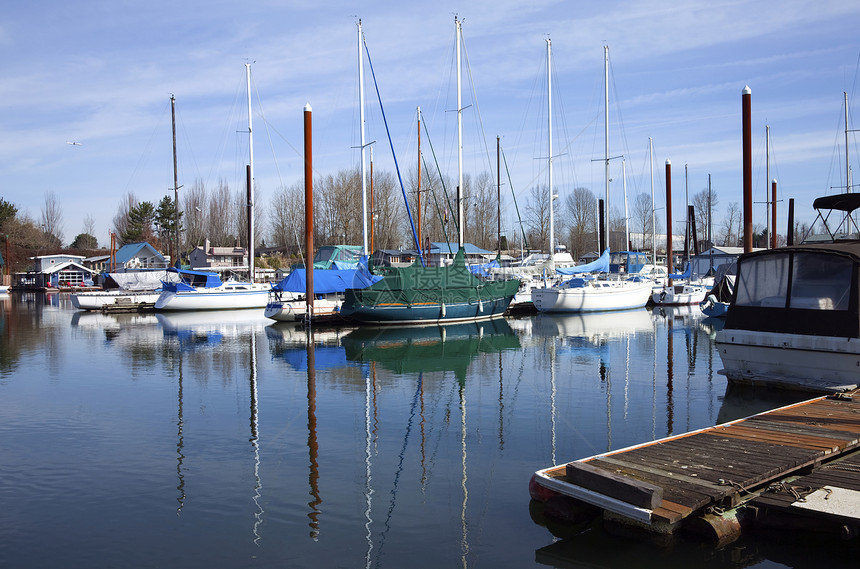 游艇停泊在波特兰OR的码头图片
