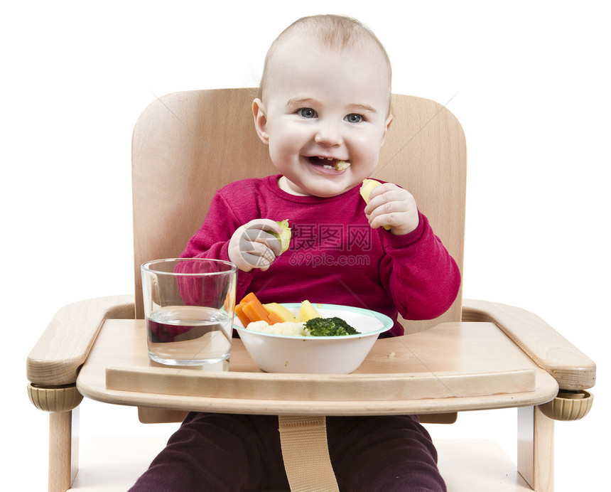 以高椅子吃饭的幼儿白色红色木材小菜食物营养品婴儿蔬菜玻璃儿童图片