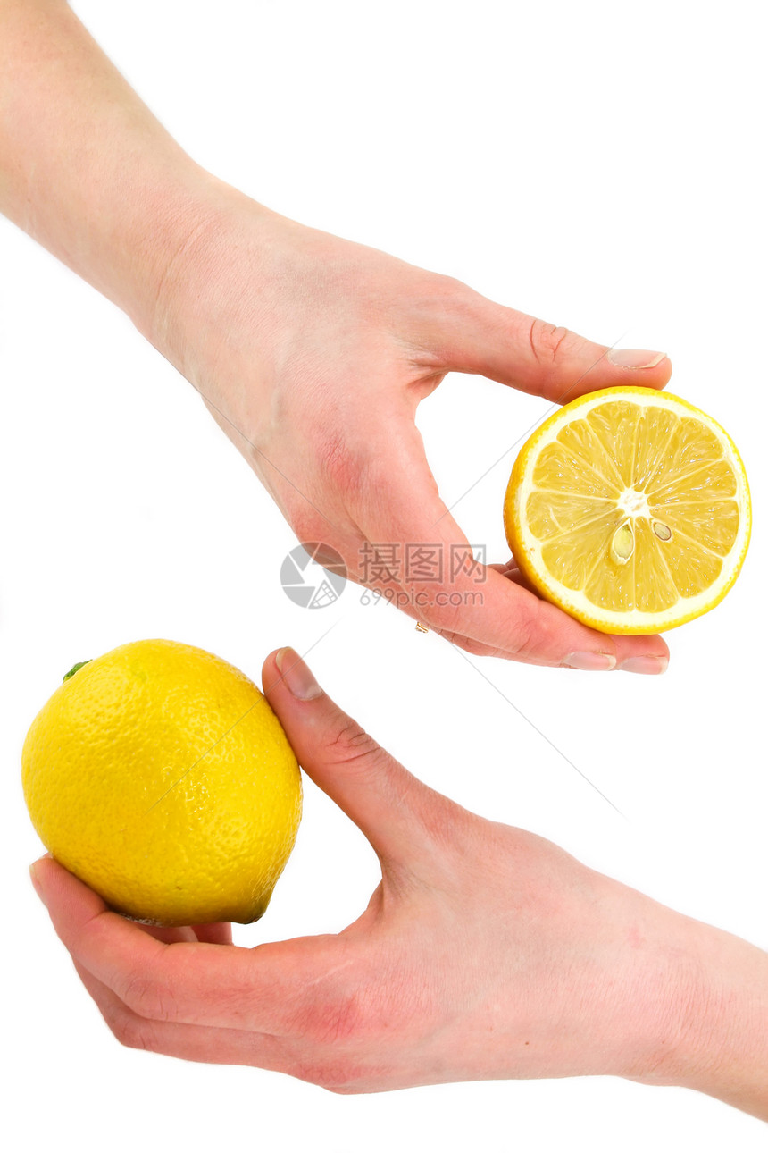妇女手中握着柑橘水果莱蒙的手与世隔绝身体手指白色黄色果汁热带女人食物绿色叶子图片