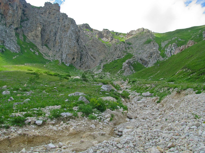 高加索自然保护区壮丽的山地风景图高度高山爬坡地形旅行石头草地峡谷森林阳光图片