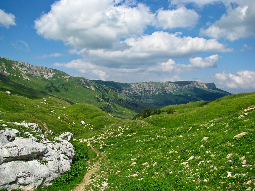 高加索自然保护区壮丽的山地风景图岩石高山天空旅行森林阳光地形树木蓝色石头图片