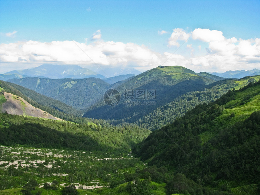 高加索自然保护区壮丽的山地风景图爬坡天空山峰石头峡谷树木全景阳光蓝色冰川图片