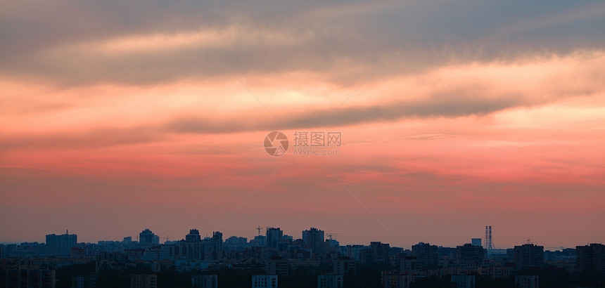 日落笼罩在城中建筑摩天大楼太阳地标旅行阳光天空照片橙子全景图片