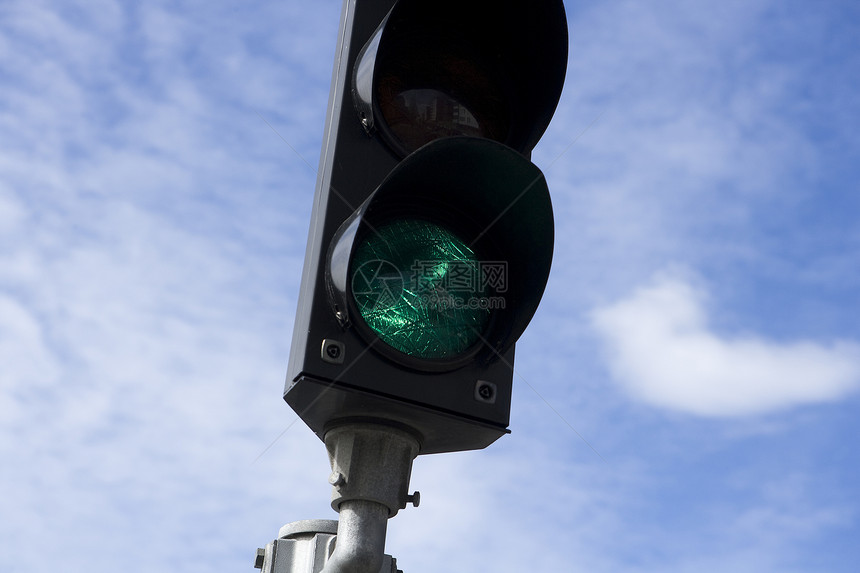 绿灯旅行红绿灯设备交通绿色蓝天灯光行人路标图片